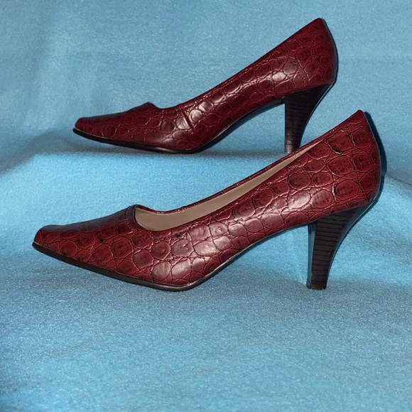 AREOSOLE Envy burgundy shinny faux leather crocodile print heel pumps NEW size 9 - Picture 1 of 10